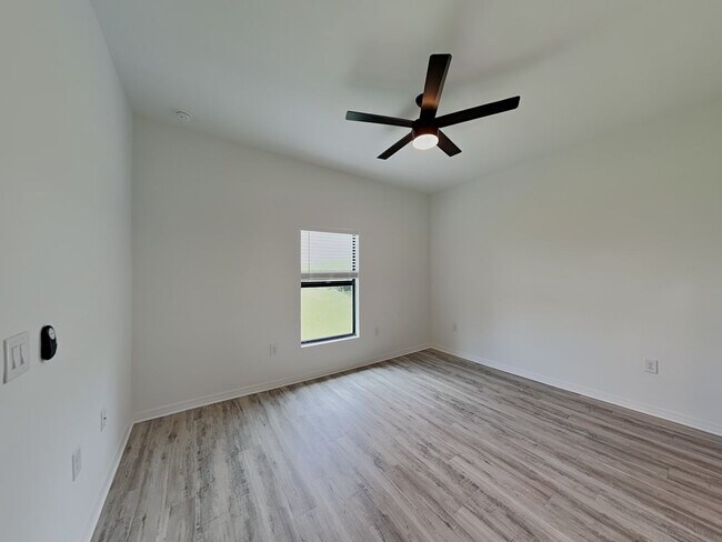 Building Photo - 473 Linden Ave S