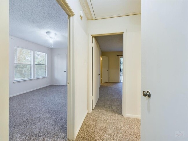 Building Photo - 8502 Lyndon Ln
