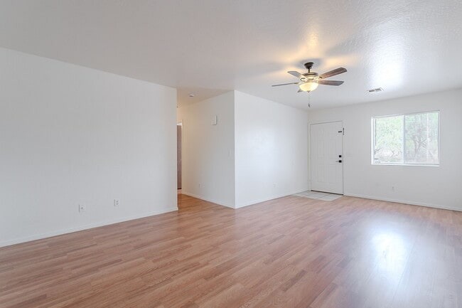 Building Photo - 402 N 101st Pl