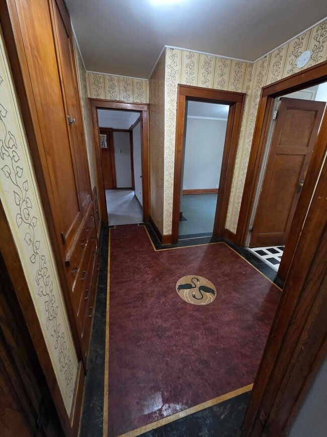 Building Photo - Huge 3 Bedroom Lower Duplex