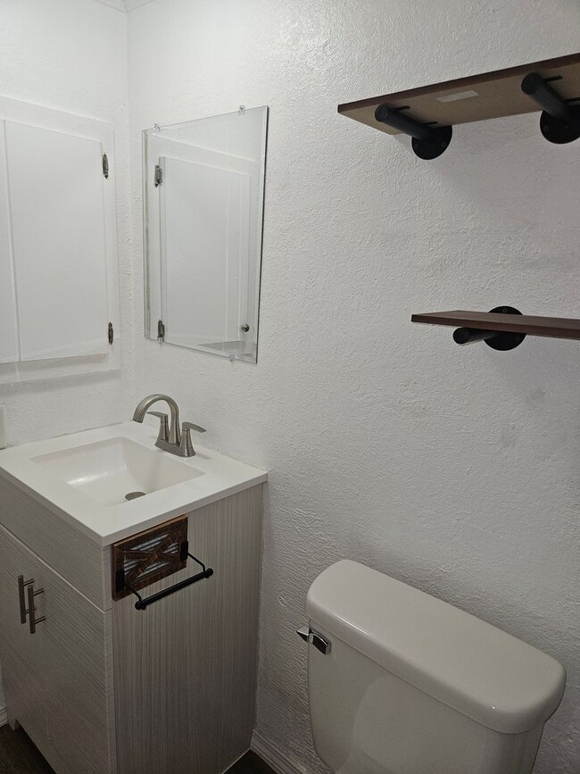 Building Photo - Cute and Clean 2 bed/1 Bath in central BHC
