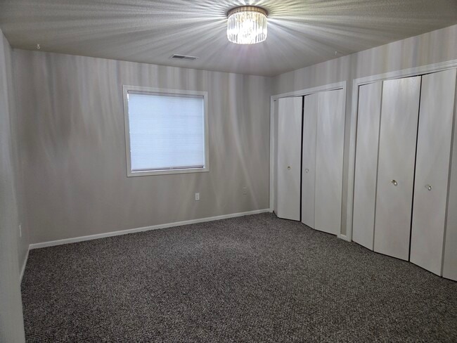 Building Photo - 883 E Loos St