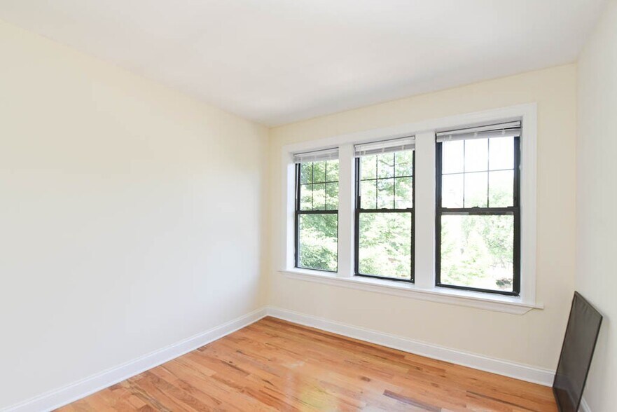 Building Photo - 3909 N Janssen Ave