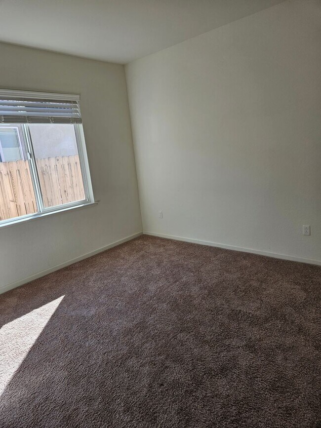Building Photo - Pristine One Story South Reno