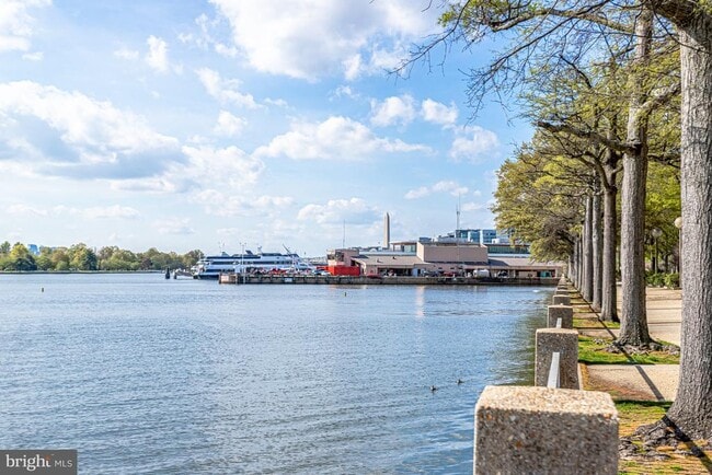 Building Photo - 1425 4th St SW