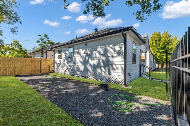 Building Photo - 3440 Bremond St