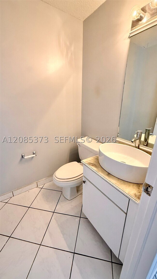 Building Photo - 10130 SW 154th Ct