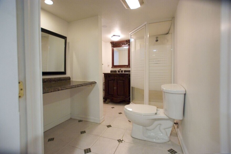 Building Photo - 1805 E Lake Dr