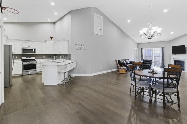 Building Photo - 3003 E Stillwater Landing
