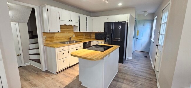 Building Photo - 107 Roundleaf Ct