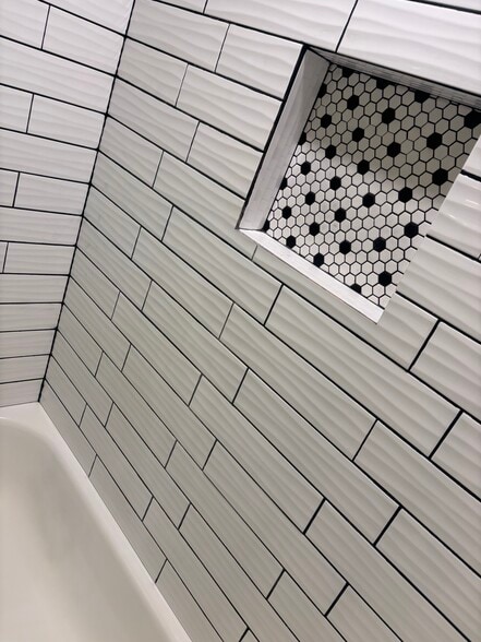 Second bathroom with tub - 1093 Kelly Creek Cir