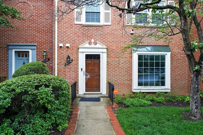 Building Photo - 3-level townhome in sought-after Sycamore Heights