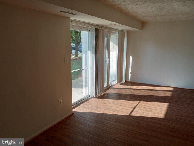 Building Photo - 7613 Fontainebleau Dr