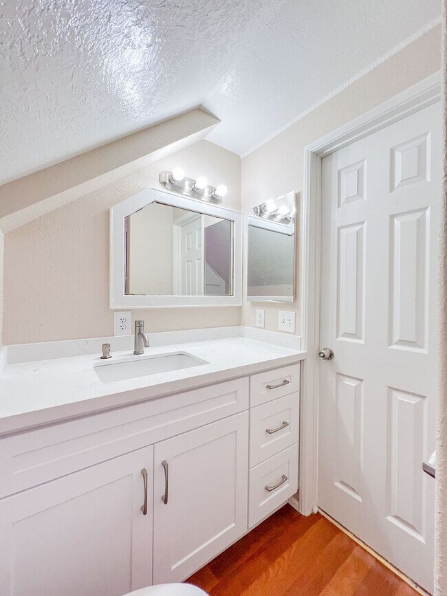 Building Photo - Los Alamitos 4 Bed 2 Bath House - 2 Car Gar - Wood Flooring - Huge Yard - Cute!!!