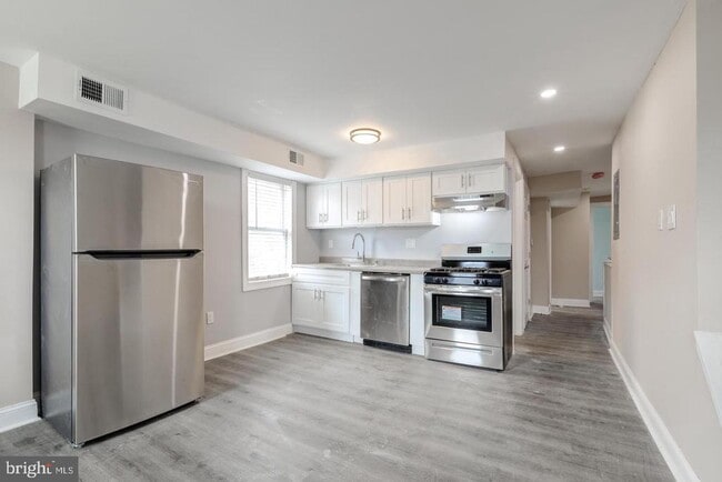 Building Photo - 608 E 9th St