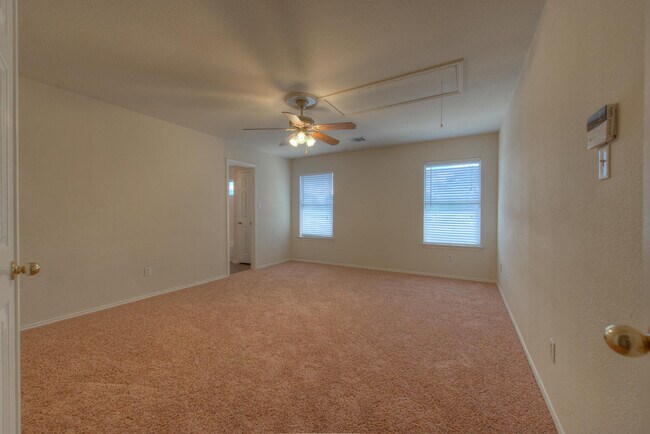 Building Photo - Very clean 4 BR 2.5 Bath