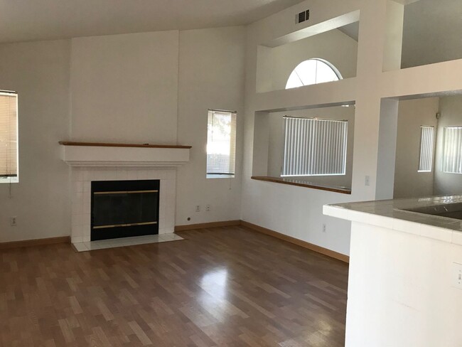 Building Photo - 3 BEDROOM, 2 BATH VICTORVILLE HOME. COMMUT...