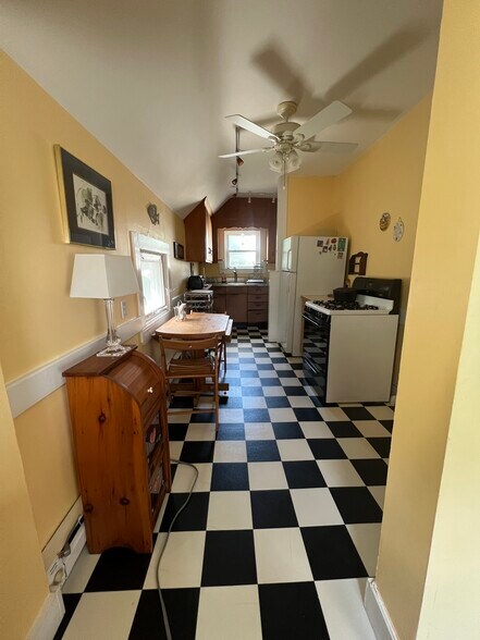 Eat-in-kitchen - 265 Common St