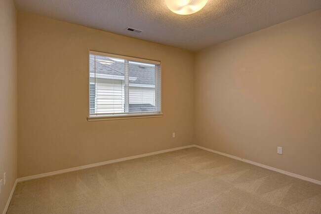 Building Photo - Bethany Single Family Home 4 Bed + Office 2.5 Bath!