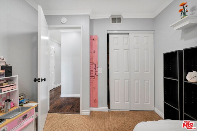 Building Photo - 18209 Sierra Hwy