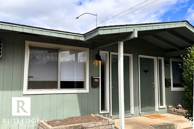 Building Photo - Charming Single Level Apartment in East Me...
