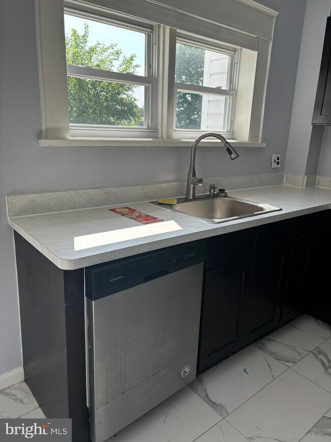 Building Photo - 119 N Forklanding Rd