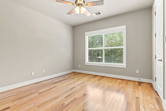 Building Photo - 305 Zennia St