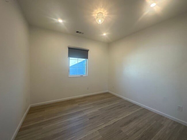 Building Photo - 1606 E San Fernando St