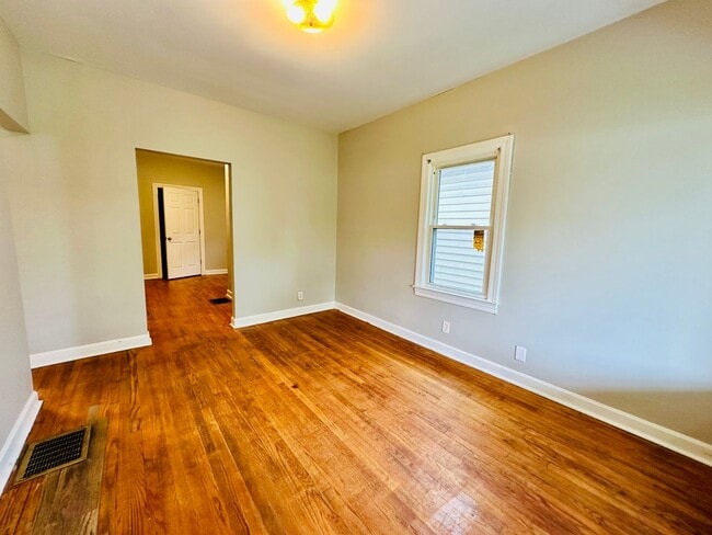 Building Photo - Updated 2BR house in Portland with unfinis...