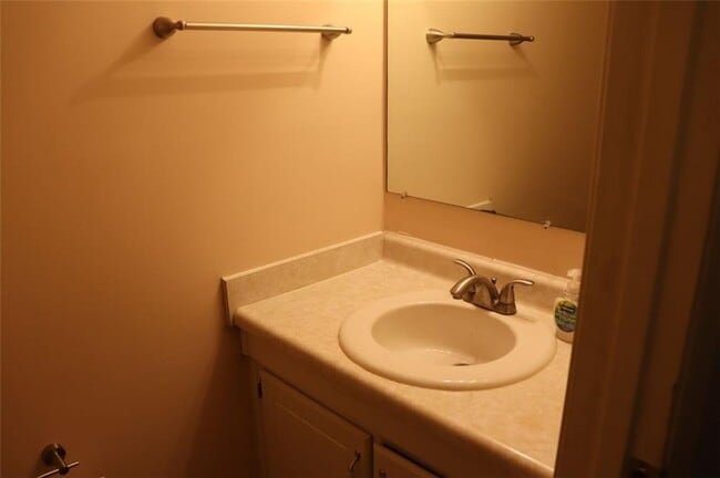 Building Photo - 2572 Stratford Ln