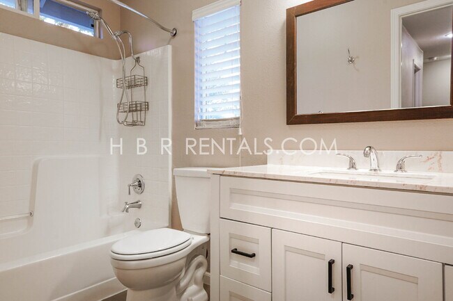 Building Photo - Bright Craftsman-Style 4 Bedroom Home in Q...