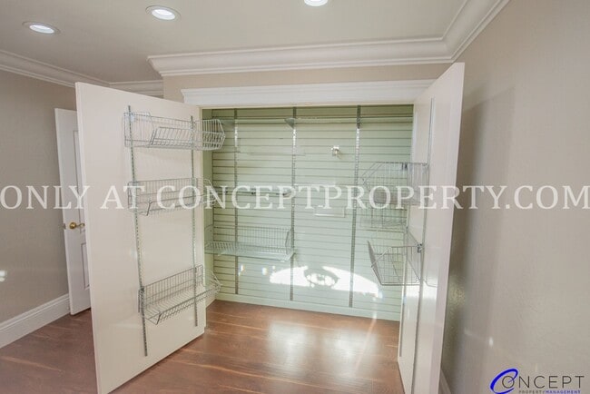 Building Photo - Attractive 4 Bed 3 Bathroom Home: Backing Park - 2 Car Garage