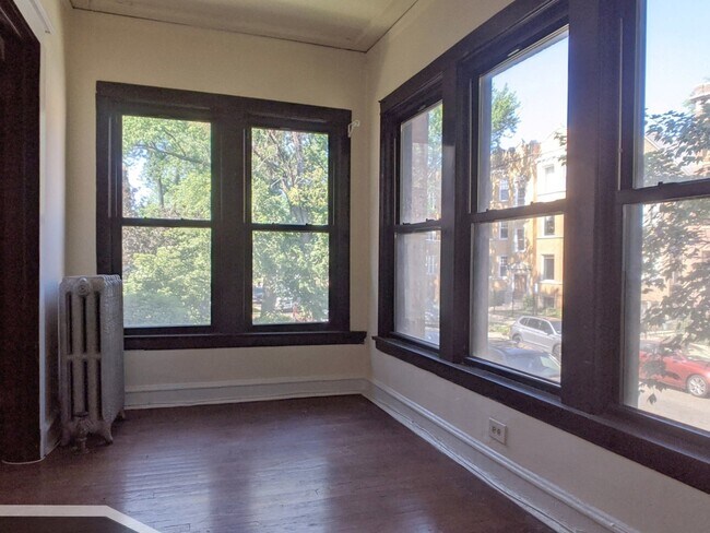 Building Photo - 2428 N Sawyer Ave