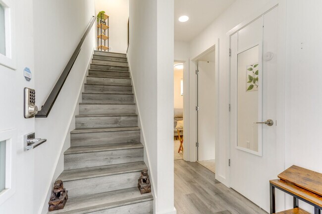 Building Photo - 128A W Florentia St