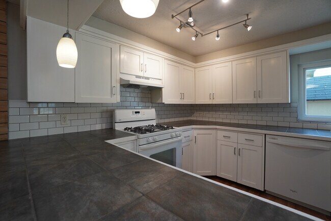 Building Photo - 5707 N Bogart Ln