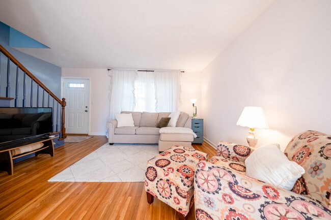 Building Photo - 2040 Montreal Ave