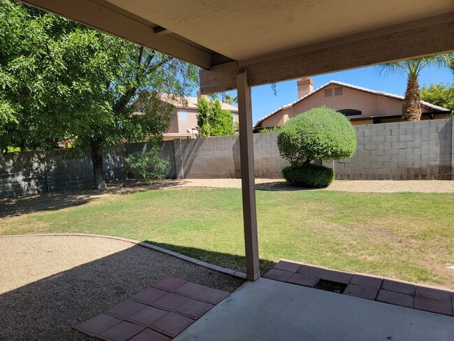 Building Photo - Updated 3 bed with 3-Garage in Bridlewood Subdivision