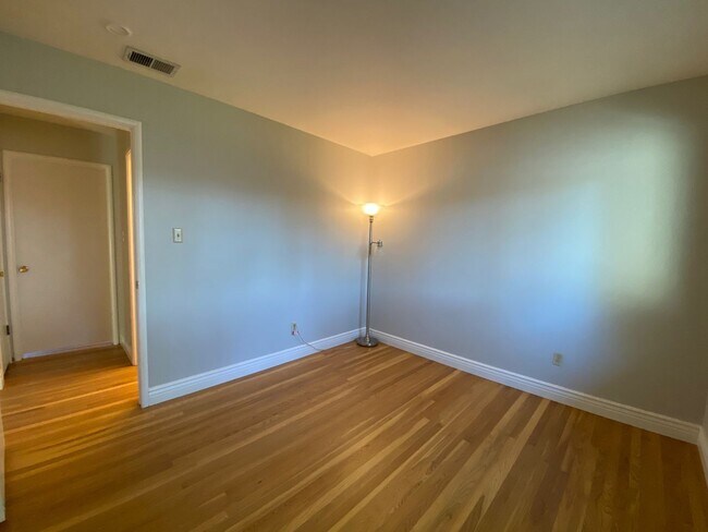 Building Photo - Beautiful 3 BDRM, 2 BATH Home w/ American ...