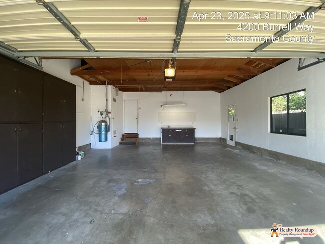 Building Photo - Sprawling Ranch with Open Floorplan & Exce...