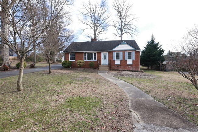 Building Photo - Spacious Brick Rancher in the heart of Tuckahoe in Westend!