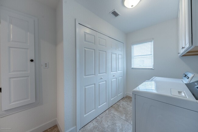 Building Photo - 2572 Brazilia Ct