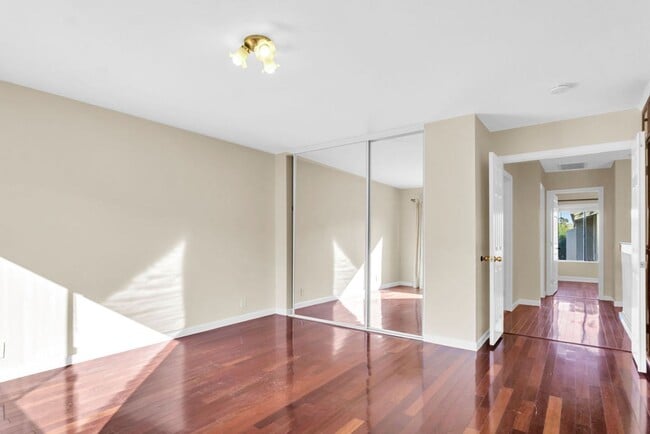 Building Photo - Beautiful townhome in La Jolla!  Three bedrooms plus office/extra bedroom! Available immediately!