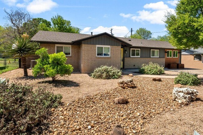 Building Photo - 1113 S Meadows Dr