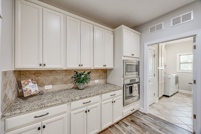 Building Photo - Stunning 4-Bedroom, 3.5-Bath Full Brick Ho...