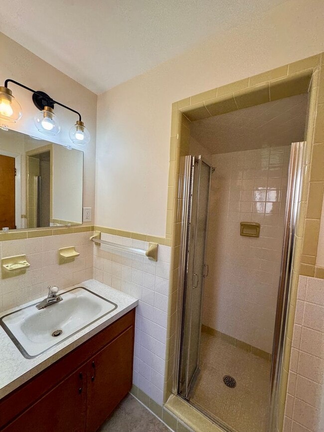 Building Photo - 221 Grandview Dr