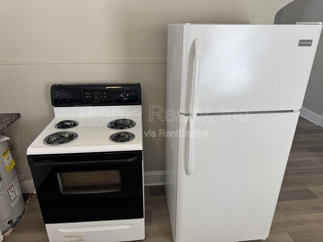 Building Photo - 913 Paul St