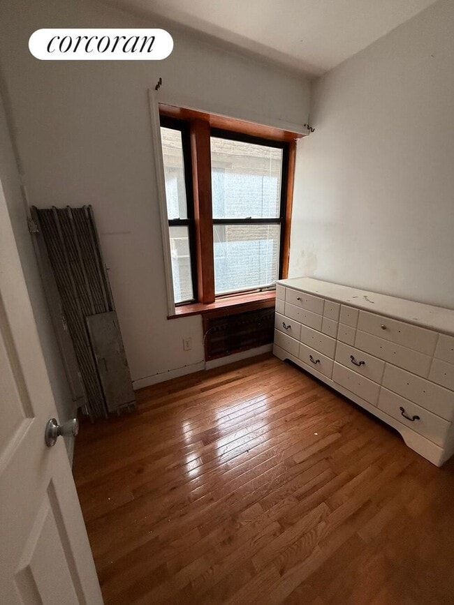 Building Photo - 415 E 187th St