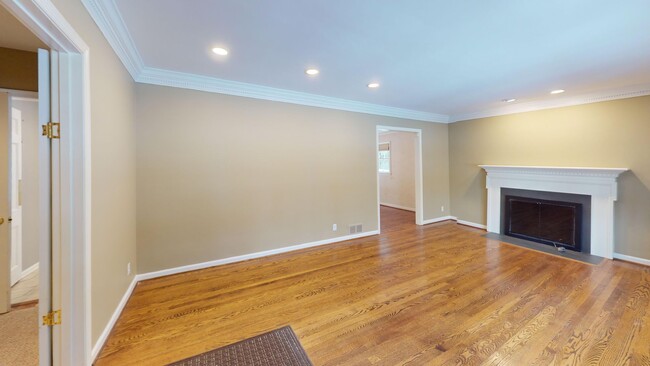 Building Photo - Bethesda/Friendship Heights Four Bedroom I...