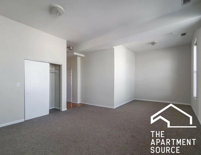 Building Photo - 1511 W Fullerton Ave