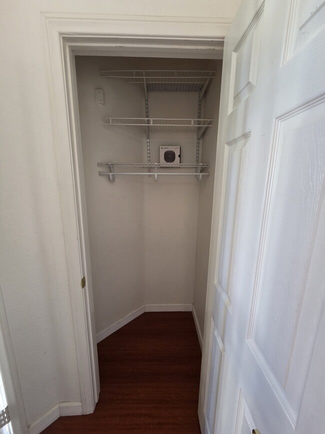 Building Photo - 10754 Westonhill Dr